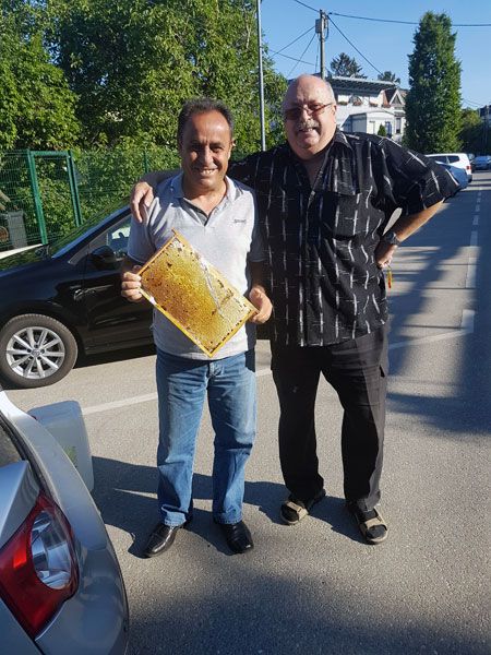 norbert-hartner-bei-der-wabenhonig-auslieferung