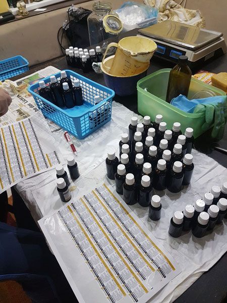 bei-der-propolis-abfuellung