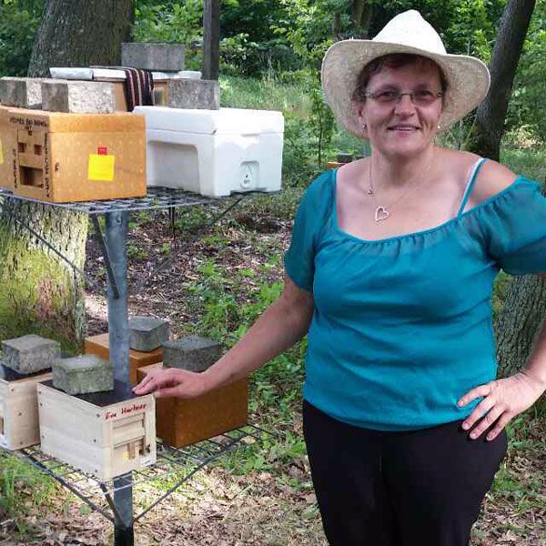 Imkerin-aus-Wien-bei-derArbeit-mit-gluecklichen-Bienen